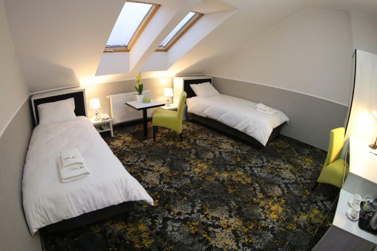Hotel Lord Радом Екстериор снимка