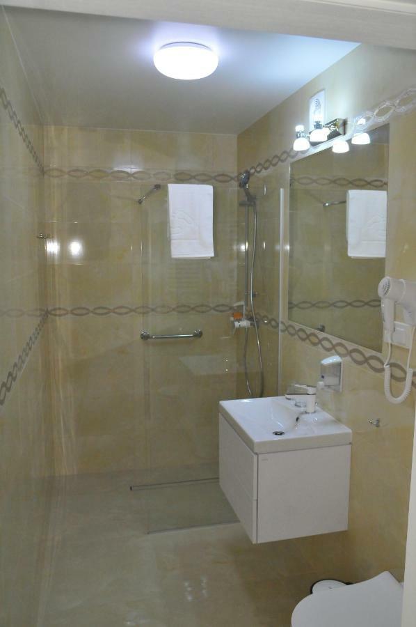 Hotel Lord Радом Екстериор снимка