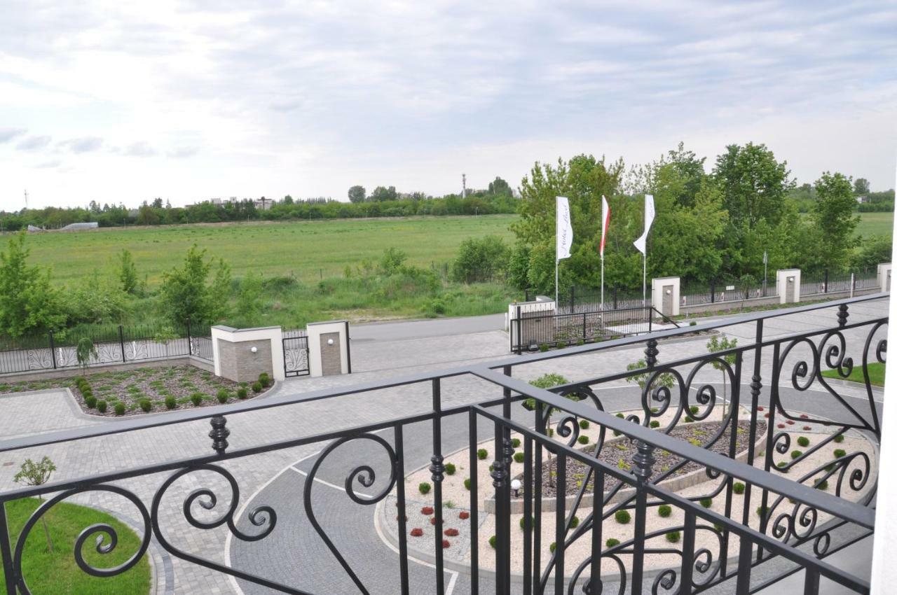 Hotel Lord Радом Екстериор снимка