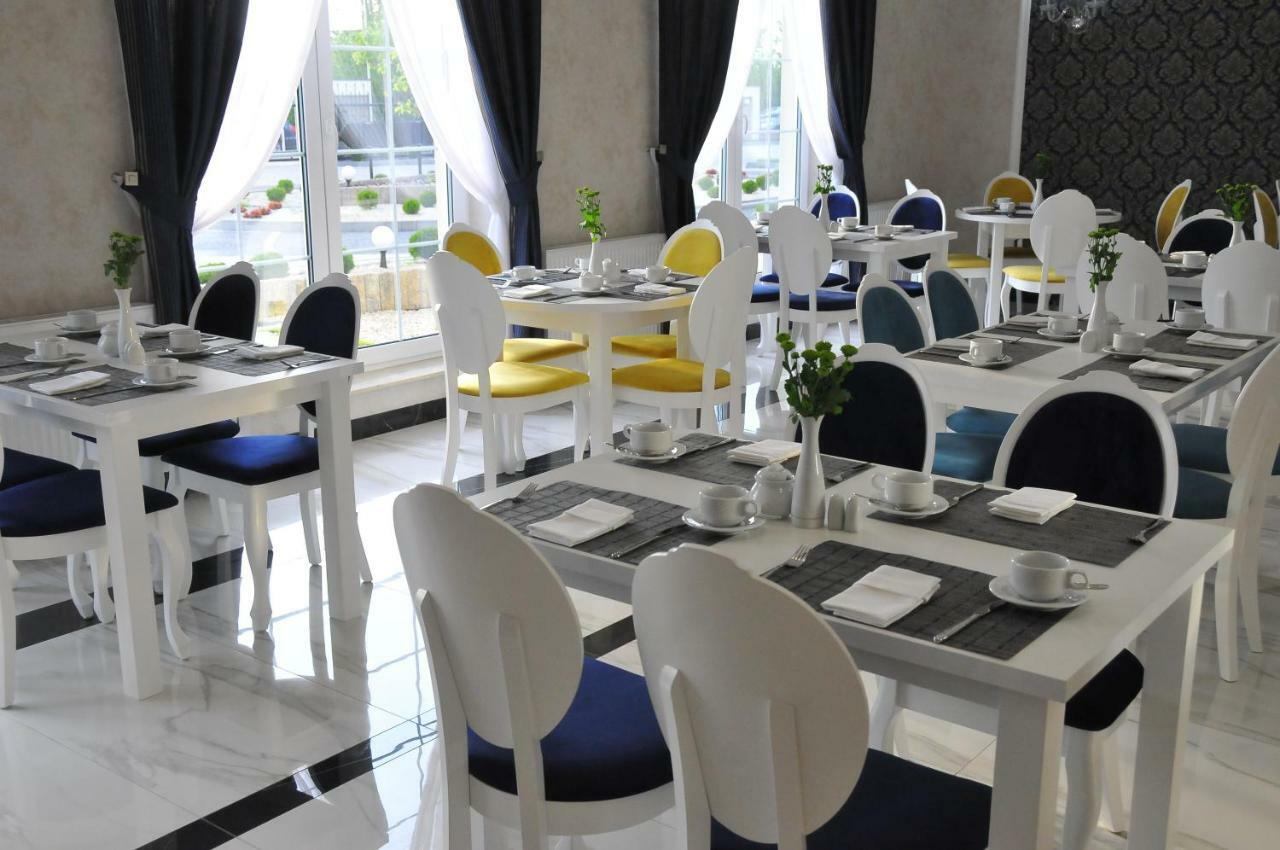Hotel Lord Радом Екстериор снимка