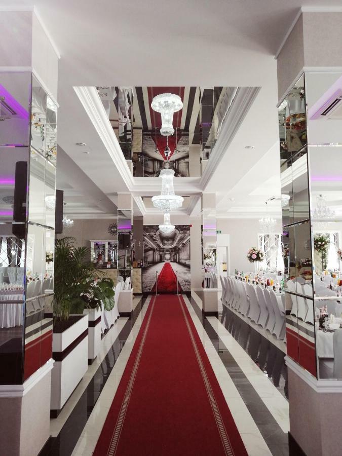 Hotel Lord Радом Екстериор снимка